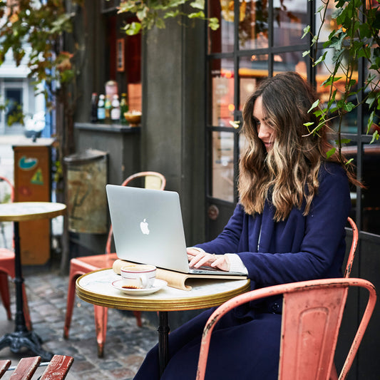 MacBook Stand in wood on Cafe