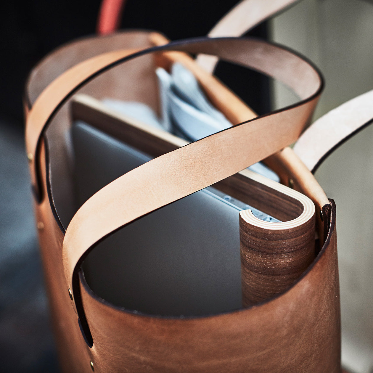 MacBook Stand in leather bag